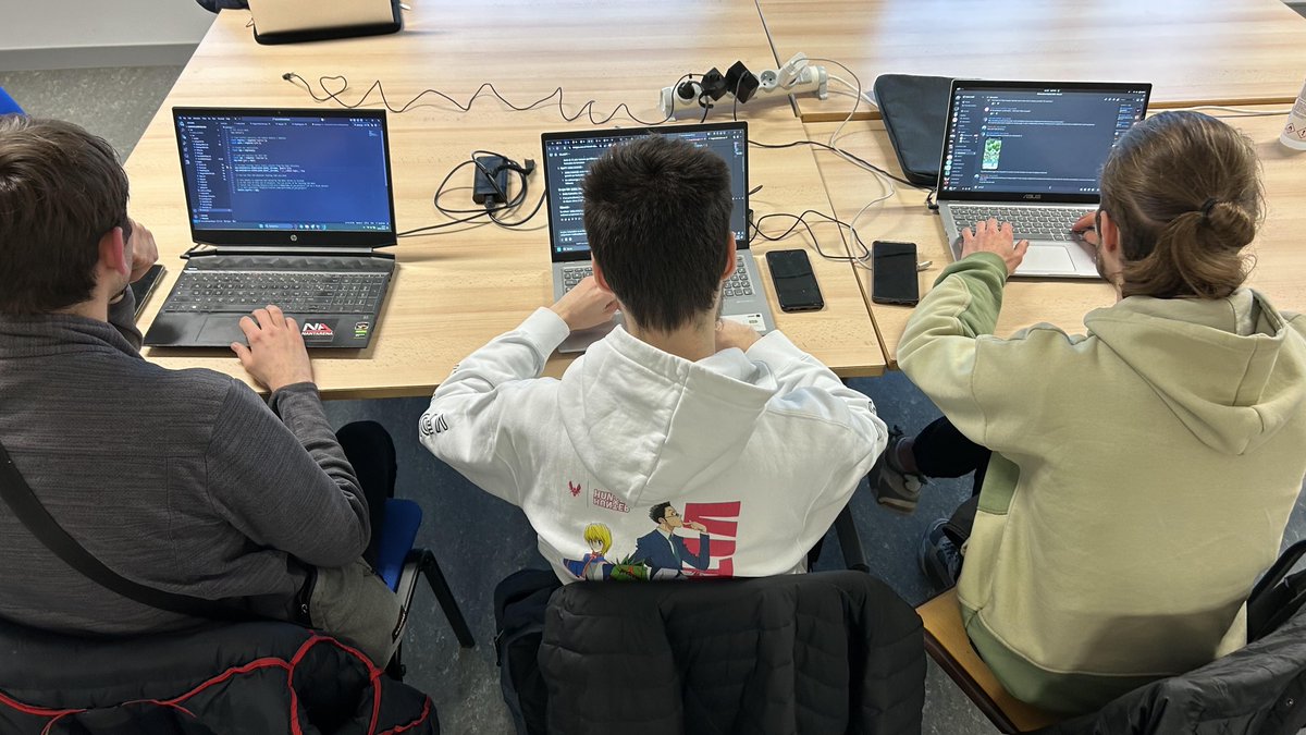 ouestmedialab's tweet image. Dernier jour de travail pour les 80 étudiants qui font équipe avec 10 médias du #HybLab 2025. Ils imaginent des visuels, ils écrivent, ils codent depuis jeudi dernier :  le 30 janvier, ils présenteront leurs récits interactifs. Et il y aura du sport, des loutres et du crime !