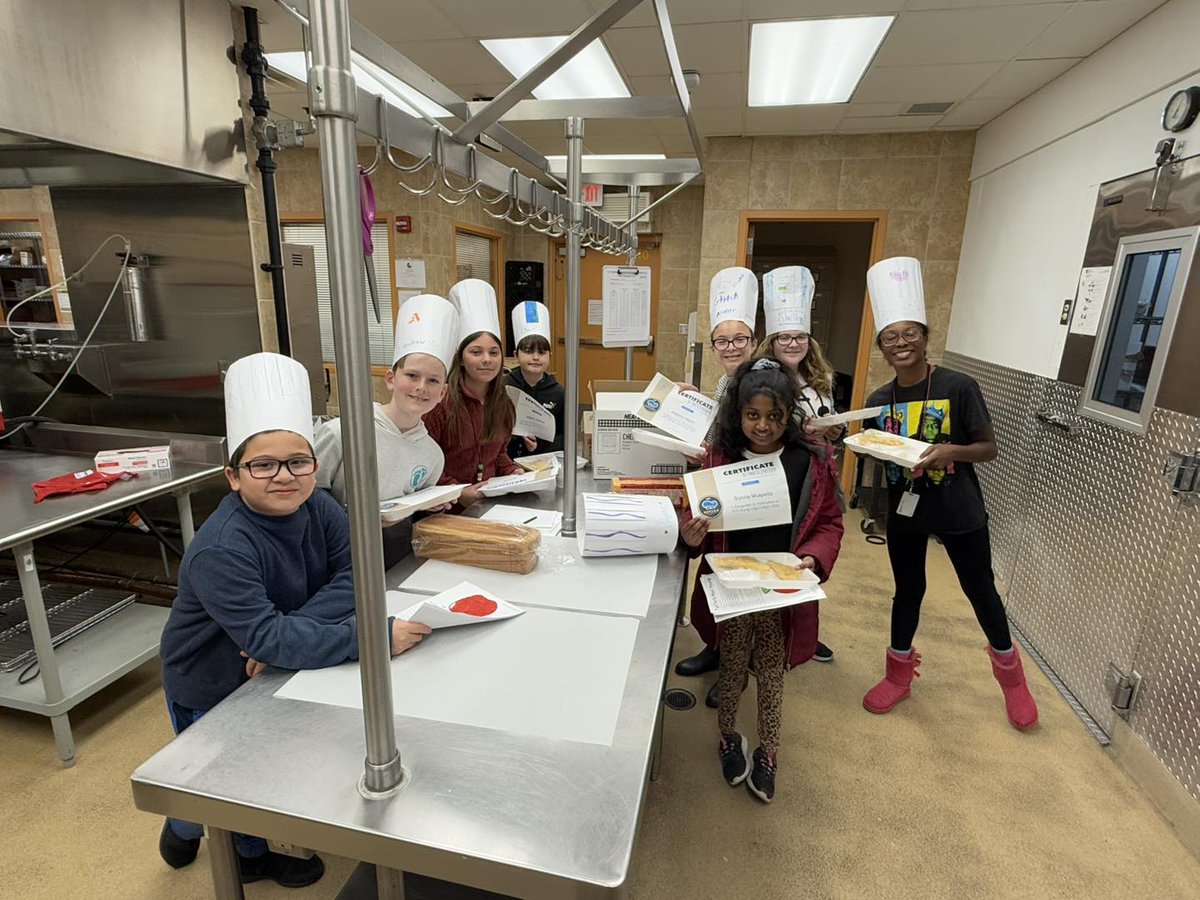 sgstapel's tweet photo. Our 5th graders got the opportunity to be HME's Top Chef!  Our district's Roving Chef program was such a cool experience for our kids! The students had a blast and could not stop talking about it!  #HMEproud @melissaisd https://t.co/rDe9KFit3J