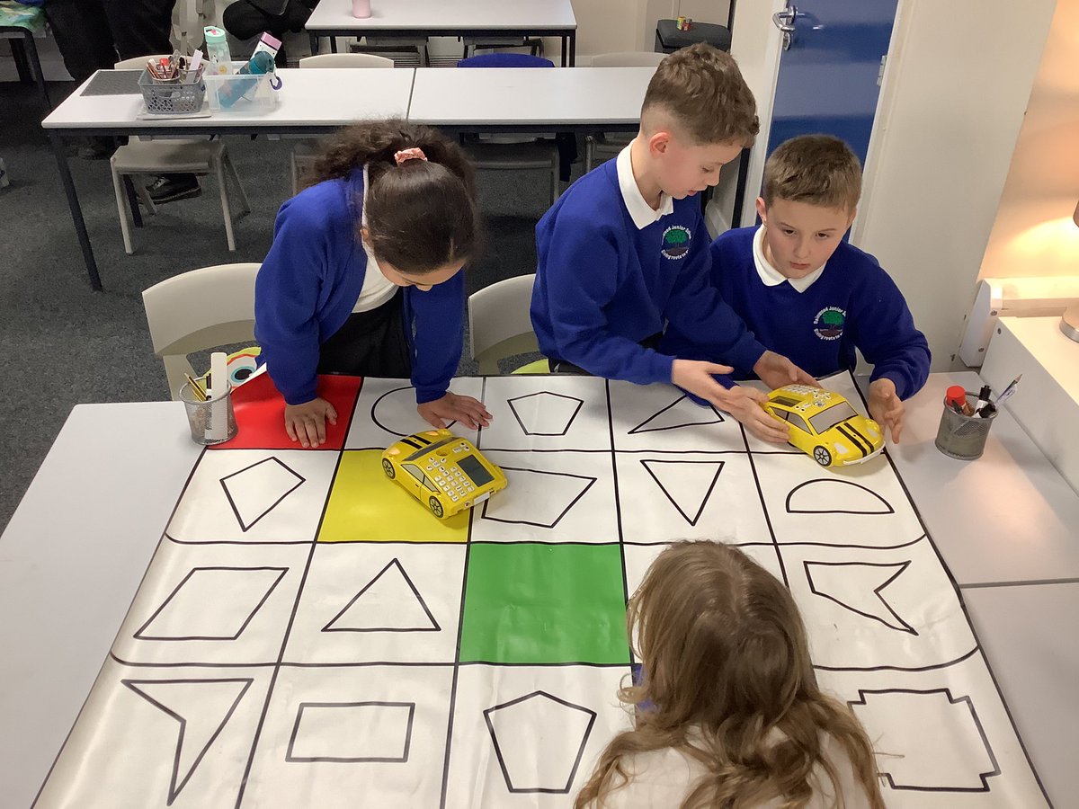 ReinwoodJuniors's tweet photo. #RJS4B loved programming the ProBots in Computing this week. Their algorithms had to be just right to get the cars to go where they wanted them to! #RJSComputing https://t.co/VdtY4o8Qzl