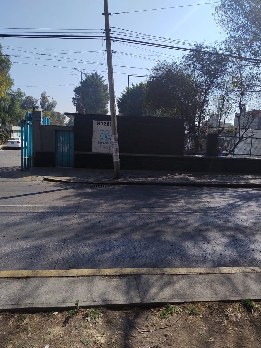 94javis's tweet photo. @CFE_Contigo  buen dia. Se solicita retiro de cables de luz tirados sobre banqueta, en circuito interior río churubusco entre analista y apatlaco, sentido sur-norte https://t.co/s85IzdLzAP