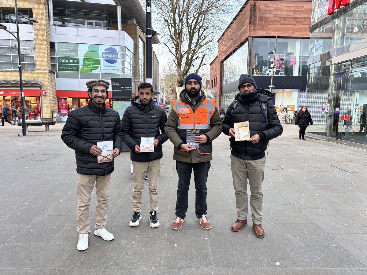 AMYA_Oxford's tweet photo. Sharing the notions of peace, justice and compassion with people of #Swindon that #Islam teaches.
#MuslimsForHumanity #TrueIslam #LoveNotHate https://t.co/HqUmiMDAbM