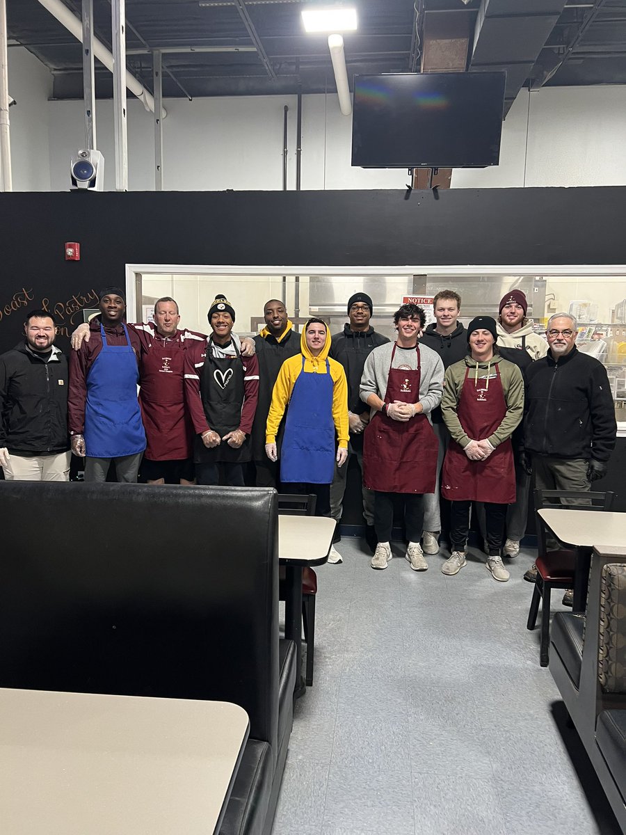 RonSiersJr's tweet image. We served 82 food insecure members of our community this morning at HALO. Thanks, @CoachMoWill &amp;amp; @SalisburyMBK @SalisburyBB @connorlugo @jimfox_66 for your servant leadership this morning! #service #helpinghands