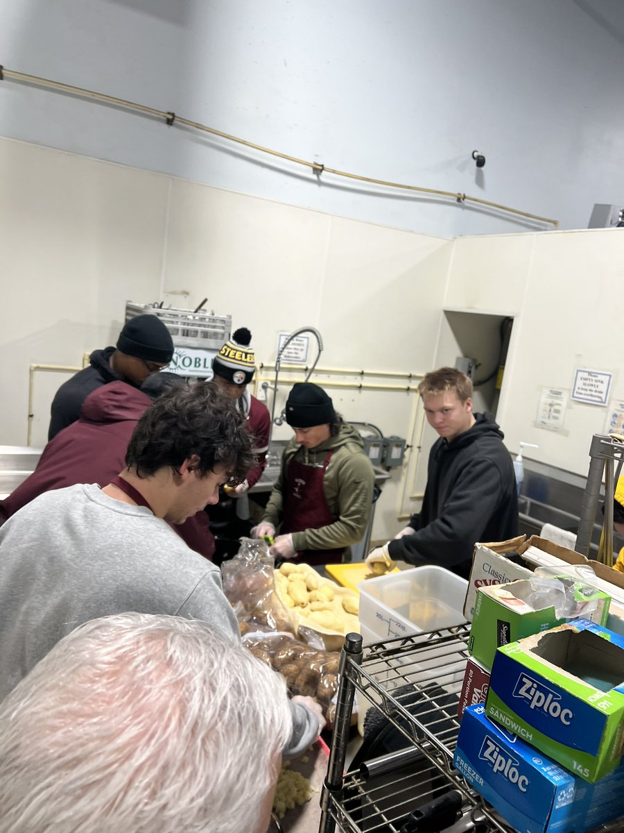 RonSiersJr's tweet image. We served 82 food insecure members of our community this morning at HALO. Thanks, @CoachMoWill &amp;amp; @SalisburyMBK @SalisburyBB @connorlugo @jimfox_66 for your servant leadership this morning! #service #helpinghands
