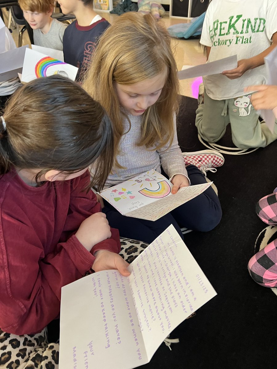 KingsKiddos's tweet photo. We got our first letters from @ChiefsSequoyah Key Club! These kiddos were SO excited to write back! @KingsAPPsych @CherokeeSchools #ccsdfam https://t.co/MCcIl7ZQIY