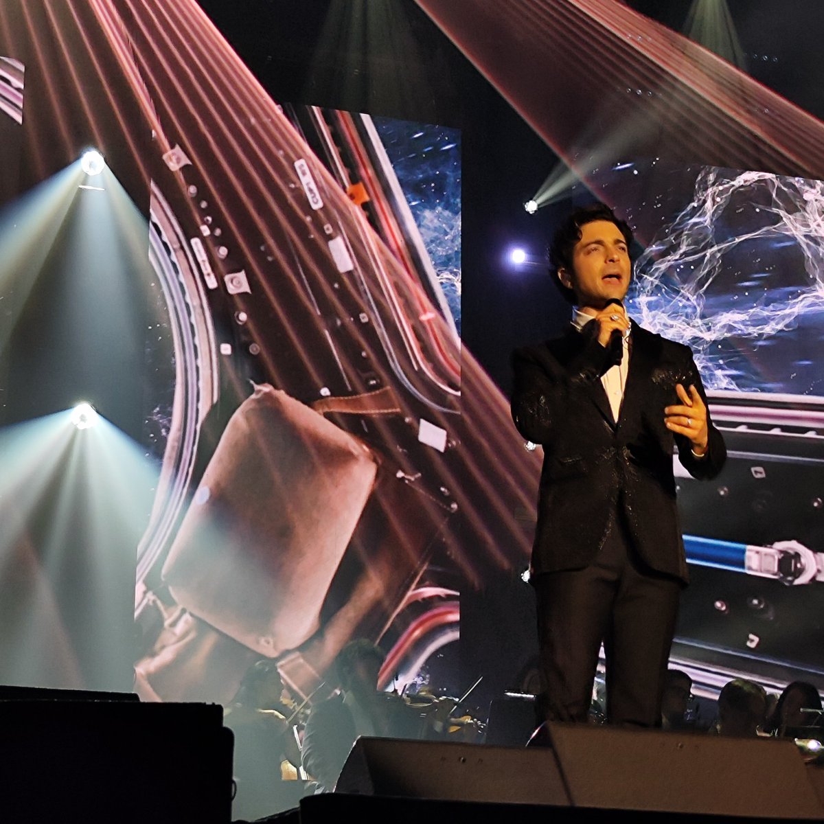 ilvoloversinte's tweet image. Le mie foto di ieri sera al Palasele ✨

@ilvolo  Live in concert #palasele #Eboli #salerno 

#TuttiPerUnoPalasport 💫

#TuttiPerUnoCapolavoro
#pierobarone #ignazioboschetto #gianlucaginoble #ilvolo  #ilvolovers #ilvoloversinternational