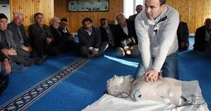DrSarperSaglam's tweet photo. Çok sık karşılaşabileceğiniz ve ilk yardım eğitiminiz olmasa bile hayat kurtaracağınız bilgisele hoşgeldiniz. 

Ahmet amca Camiye Gitti, Kalbi Durdu! Ne Yapmalı?

Sonuna kadar okuyun ve kaydedin. Başlıyoruz: