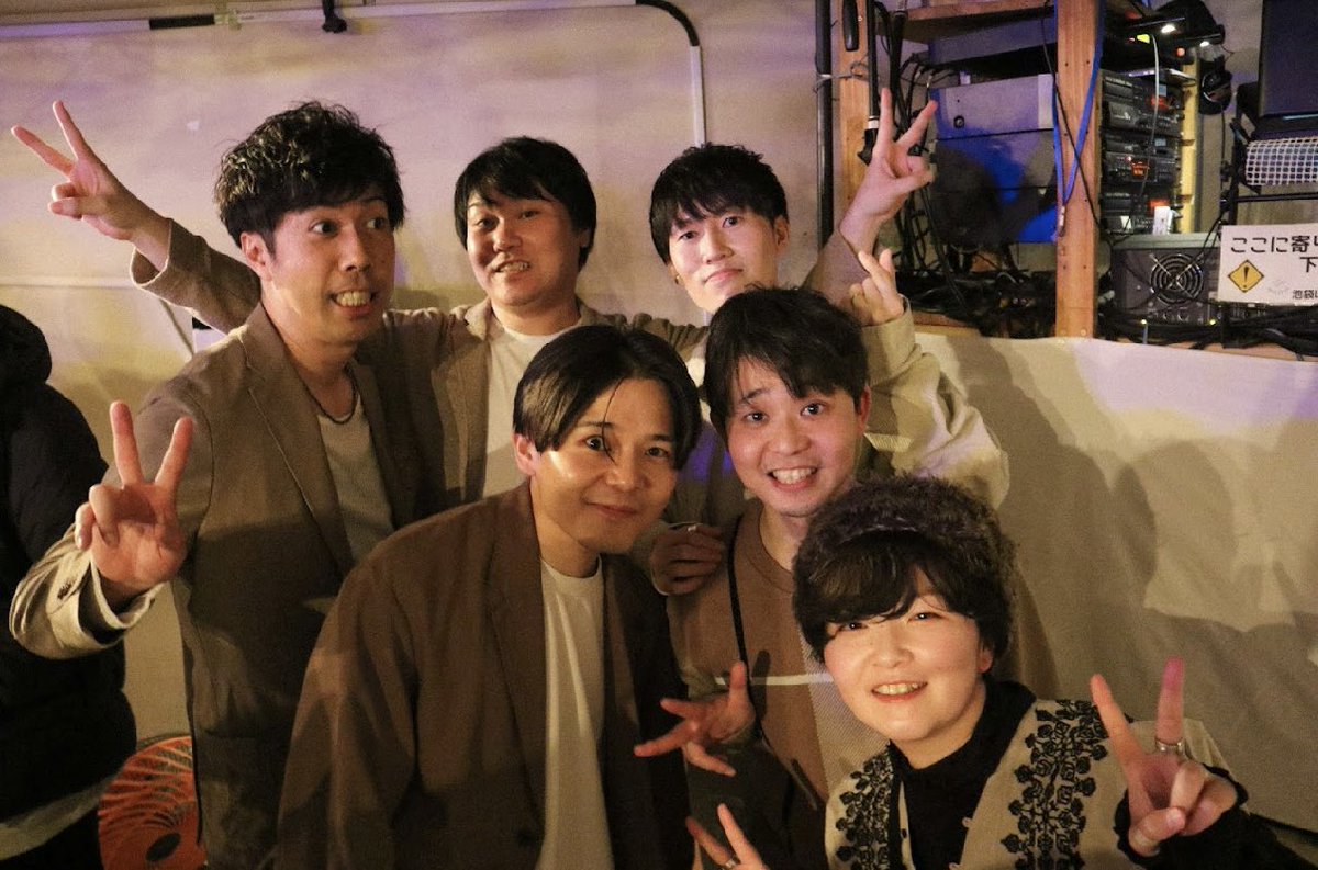 hajimaru_maru's tweet photo. ご挨拶遅くなりましたが、アカフレVol.4お越しの皆さんありがとうございました！

素晴らしい対バンの皆さん、情熱の主催者かっきーと一緒に、アツいライブになりました！
打ち上げも楽しかったー🍺

次回は3月！
お待ちしてます！

setlist

1.ボクノート
2.恋に落ちたら
3.ゼロのままでいられたら https://t.co/beqdX76Hzh