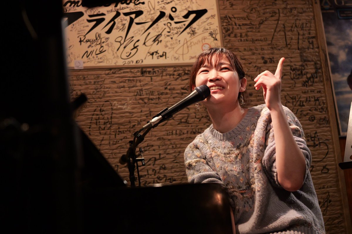 nonyan23's tweet photo. 今夜はフライアーパーク
 #Youli
 #花果
 #EN
今夜のYouliさん
いつもはピアノの弾き語りですが、今夜はギターからスタートでした https://t.co/G4NXayVVCe