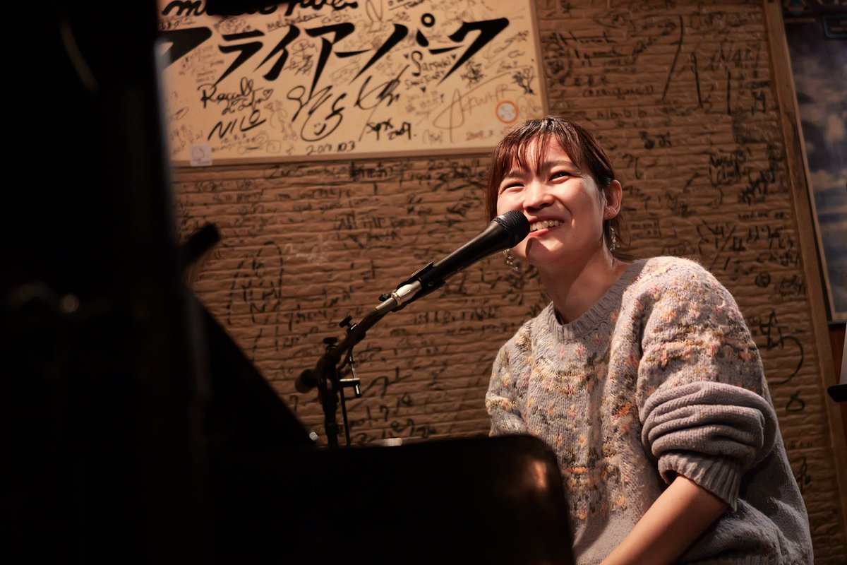 nonyan23's tweet photo. 今夜はフライアーパーク
 #Youli
 #花果
 #EN
今夜のYouliさん
いつもはピアノの弾き語りですが、今夜はギターからスタートでした https://t.co/G4NXayVVCe