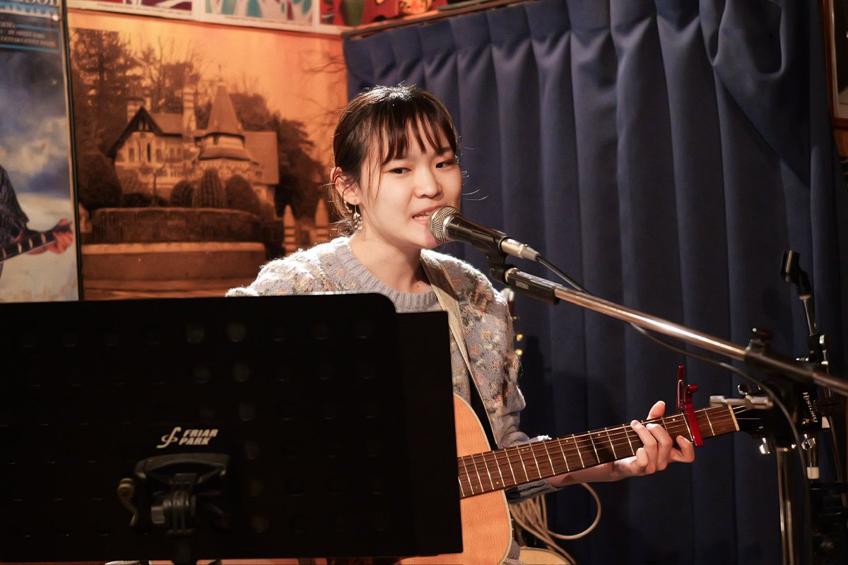 nonyan23's tweet photo. 今夜はフライアーパーク
 #Youli
 #花果
 #EN
今夜のYouliさん
いつもはピアノの弾き語りですが、今夜はギターからスタートでした https://t.co/G4NXayVVCe
