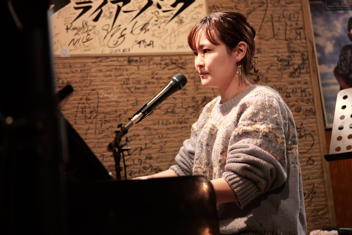 nonyan23's tweet photo. 今夜はフライアーパーク
 #Youli
 #花果
 #EN
今夜のYouliさん
いつもはピアノの弾き語りですが、今夜はギターからスタートでした https://t.co/G4NXayVVCe