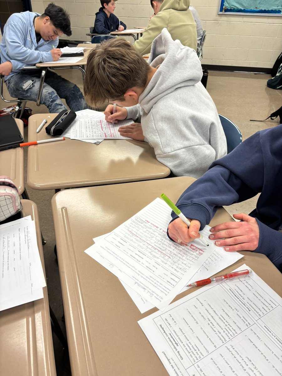 Ss in level 2 are doing an “interpersonal writing”. They read their friend’s writing &amp; responded to one of their ideas. They could: 
✅agree/disagree 
✅elaborate on an idea
✅ask a follow up ? 

They passed around papers for 10 min to gain a ton of comments. They rock
#GoLemont