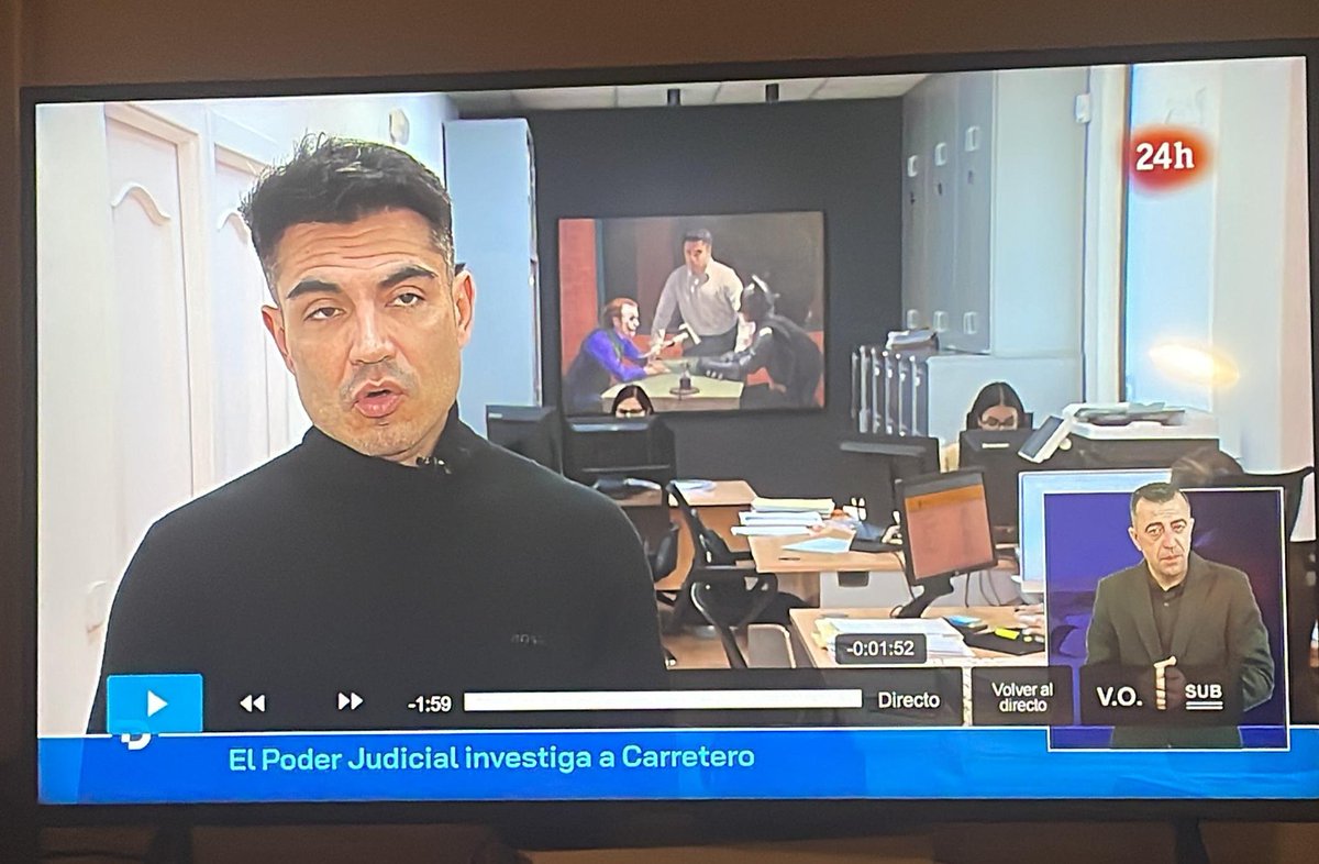 LuisAPL__'s tweet photo. @versiorac1 El abogado de Elisa Mouliaá tiene un cuadro mediando entre Batman y el Joker https://t.co/BWO9l7Zm2b
