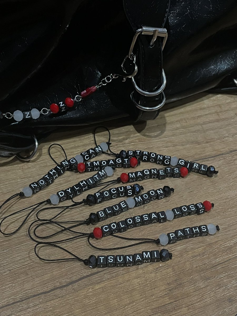 fireiez's tweet photo. besides the “BUZZ” bag charms (very limited quantity)— i also made phone charms of songs in Buzz⚡️🐝
See you on NIKI’s Buzz Tour in Jakarta N1 (February 14th) or if I get to go to the Buzz Night Out - NIKI Karaoke! #NIKIBuzzTourJKT #BuzzTour https://t.co/QyN2E7rPre