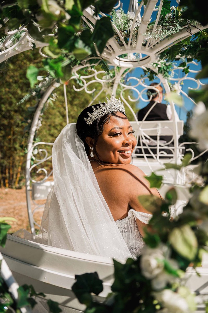 DisneyWedCast's tweet photo. Jasmine's brother surprised her with a wedding-day visit from Cinderella, who announced Jasmine's arrival at the ceremony and escorted her from the coach. It ended up being Jasmine's favorite memory of the wedding! https://t.co/PWnJ7z77dq https://t.co/xbxyzoAyqL