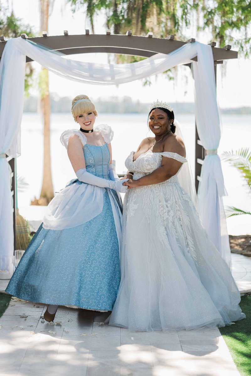 DisneyWedCast's tweet photo. Jasmine's brother surprised her with a wedding-day visit from Cinderella, who announced Jasmine's arrival at the ceremony and escorted her from the coach. It ended up being Jasmine's favorite memory of the wedding! https://t.co/PWnJ7z77dq https://t.co/xbxyzoAyqL