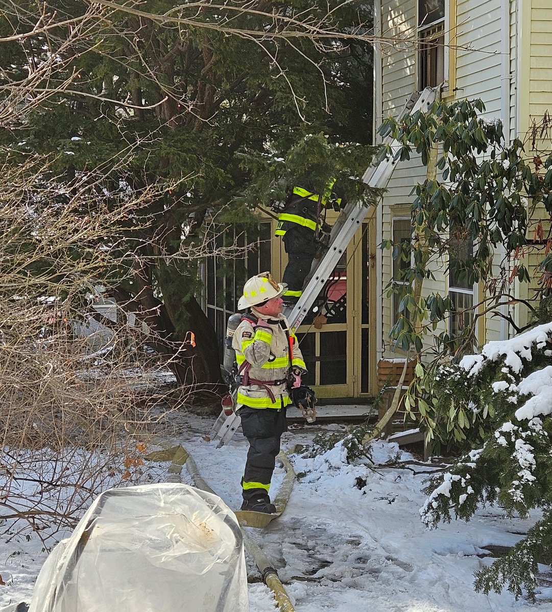 CambridgeMAFire's tweet photo. The Command Staff working, directing, &amp; coordinating operations at the fire, 2nd alarm, Box 2-612 on 23 Jan 2025, group 4 was on duty.
#tacticsandstrategy
#leadership https://t.co/lSRFEELx8f