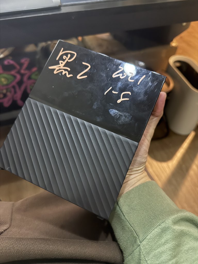 剛才在P圖
元首跳上電腦桌
把我的移動硬盤踹下地
現在好了
直接聯繫數據恢復中心
2021年1-8月的數據
直接給我乾廢
此刻我想把這傢伙殺了 https://t.co/jzN4fmQ5iG