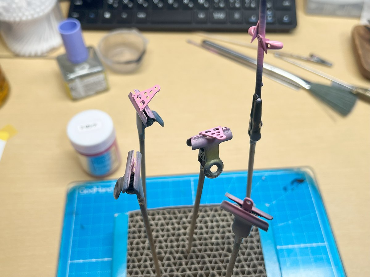 tanoshii_mokei's tweet image. #ハセガワ
1/24 #HKS #AXIA #R32 GT-R (21)

ピンクサフ

牽引フックやドアミラーなど赤色の部品に対し、ファンデーションピンクを吹きました。
模活に割けず、たったこれだけで作業ペースが落ちていますが、少しずつでも進めていきましょう😅