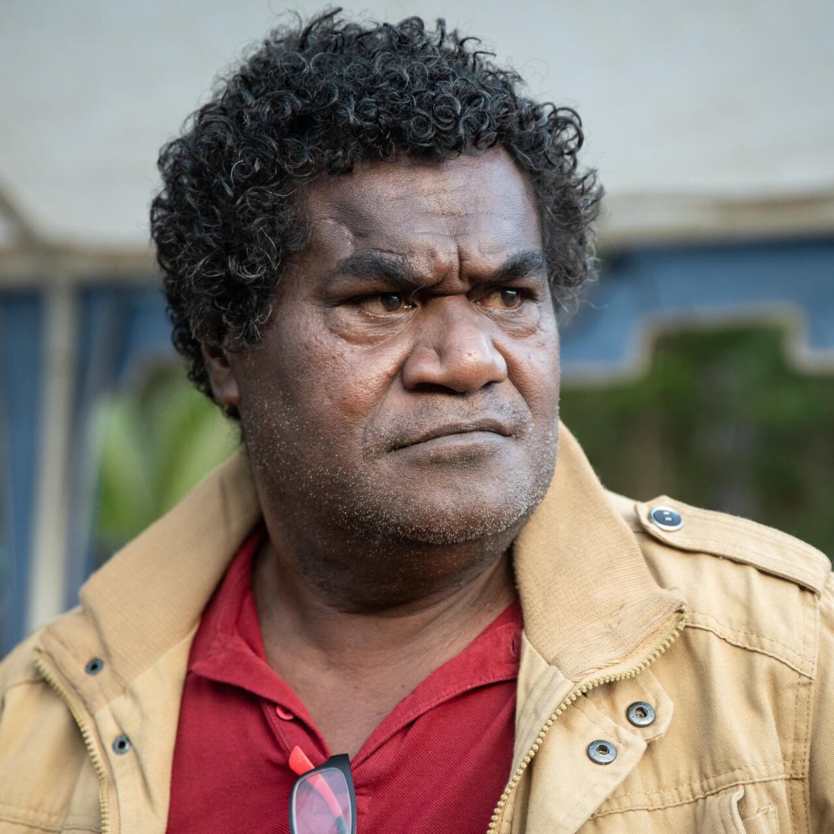 Puisque les prisonniers politiques intéressent soudainement la classe politique française. 

Voici Christian Tein, emprisonné depuis des mois à plus de 10 000km de chez lui. 

Son tord ? Militer pour l’indépendance de la Kanaky.