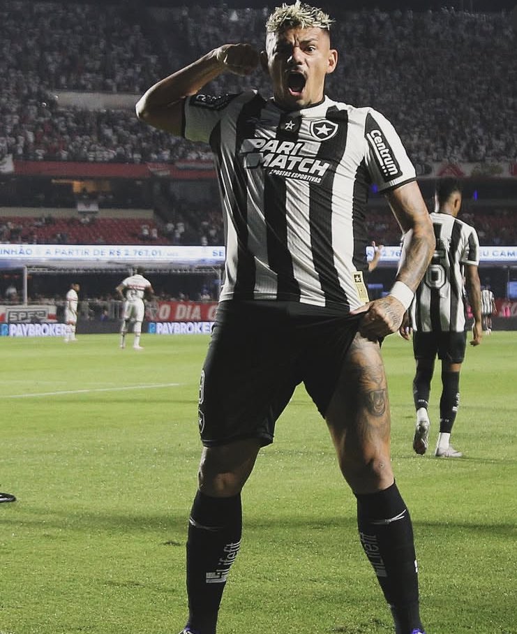 bepinho_'s tweet photo. É hora de dizer adeus aos gritos descontrolados no Estádio Nilton Santos, porque quando o gol era dele, todo mundo sabe que era diferente. Não é mais hora de esperar o som baixinho que vinha da voz da Fernanda Maia para completar com força, SOARES.  É hora de fechar os olhos e relembrar das dores e alegrias que vivemos juntos, lado a lado. Não é mais hora de te ver com a camisa 9 e esperar que você tire um gol da cartola, mesmo que esteja em má fase. 
Mas, ai, ai, ai, ai, como dói ver um ídolo indo embora. A sorte é que eles estão imortalizados, na história, no muro, não importa, eu sempre vou te achar foda.