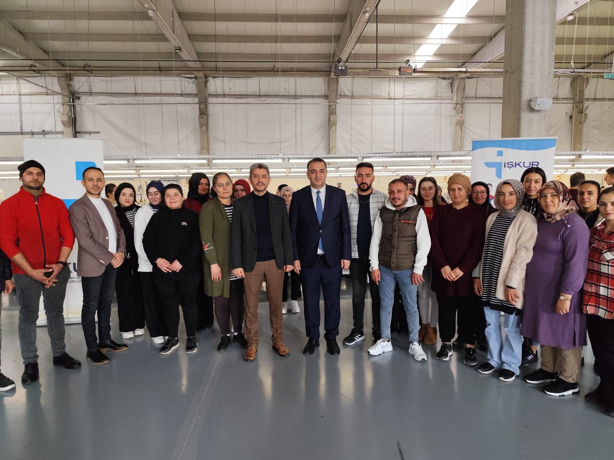 akkusmahmut's tweet photo. Yüzyılın Kadın İstihdamı #İşPozitif kapsamında OSB'de faaliyet gösteren SK Göktürk Tekstil firmasında #İŞKUR aracılığıyla 25 kişi tekstil sektöründe işe başladı.Aynızamanda #işkulübü eğitimlerini tamamlayan 21 kişiye sertifikaları takdim edildi.Kadın ve genç istihdamına devam🇹🇷 https://t.co/2qbn7GSjEW