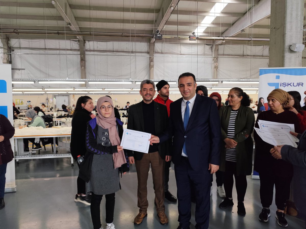 akkusmahmut's tweet photo. Yüzyılın Kadın İstihdamı #İşPozitif kapsamında OSB'de faaliyet gösteren SK Göktürk Tekstil firmasında #İŞKUR aracılığıyla 25 kişi tekstil sektöründe işe başladı.Aynızamanda #işkulübü eğitimlerini tamamlayan 21 kişiye sertifikaları takdim edildi.Kadın ve genç istihdamına devam🇹🇷 https://t.co/2qbn7GSjEW