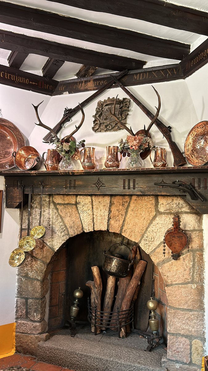 Una tradición guardad por El Mesón de Cándido para que tú la vivas en directo. ¡Ven y descubre la mejor gastronomía segoviana!

⭐⭐⭐

📍 Plaza del Azoguejo, 5 #Segovia #MesónDeCándido 
📱 921 42 59 11