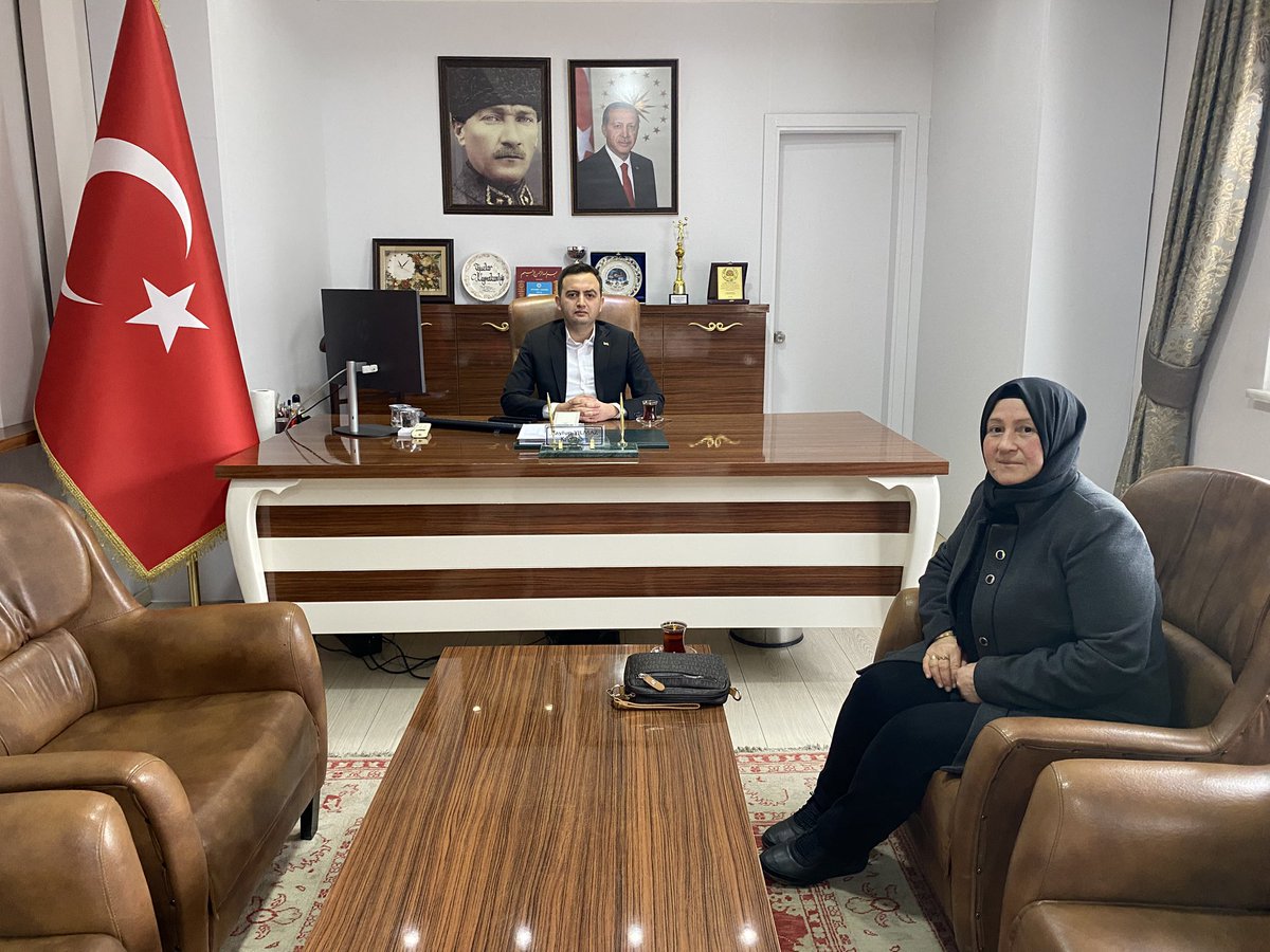 oguzlargovtr's tweet photo. İlçemiz Birtatlı Mahallesi sakinlerinden Sn. Hamide Semerci, Kaymakamımız Sn. Tayfun Yılmaz’ı makamında ziyaret etti. https://t.co/FlOcOui7Fv
