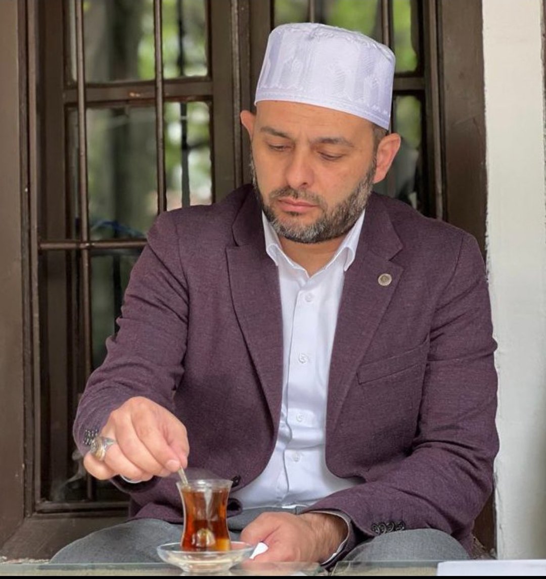 Özgür Özel ile İmam Halil konakçı, aynı kişi mı, çok benziyor.