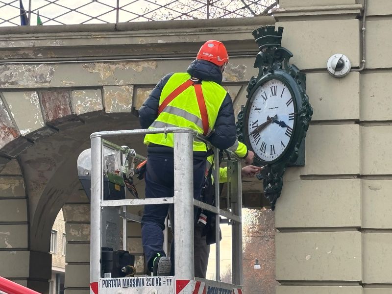EdoardoArpaia's tweet photo. Torino fa ripartire le lancette dei suoi orologi storici. Sono circa 60 dislocati in diverse vie e piazze e torneranno a funzionare grazie al progetto EfficienTo.
https://t.co/vRoUSMl8wt
@twitorino #orologi #efficiento https://t.co/uLRgvsLaab