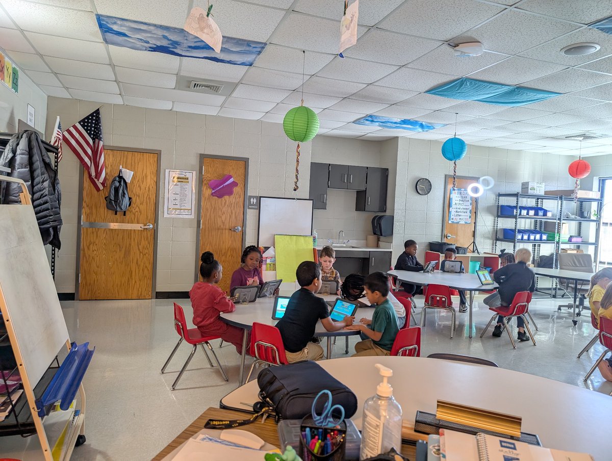 NettletonSTEAMe's tweet image. 🌟🌟Special Class Spotlight🌟🌟
Ms. Alissa's Kindergarten Class is learning some iPad basics in technology class this week. They are practicing adjusting the volume, navigating between apps, and typing their names. 💻💻
#STEAMe #SpecialClassSpotlight #TechnologyClass