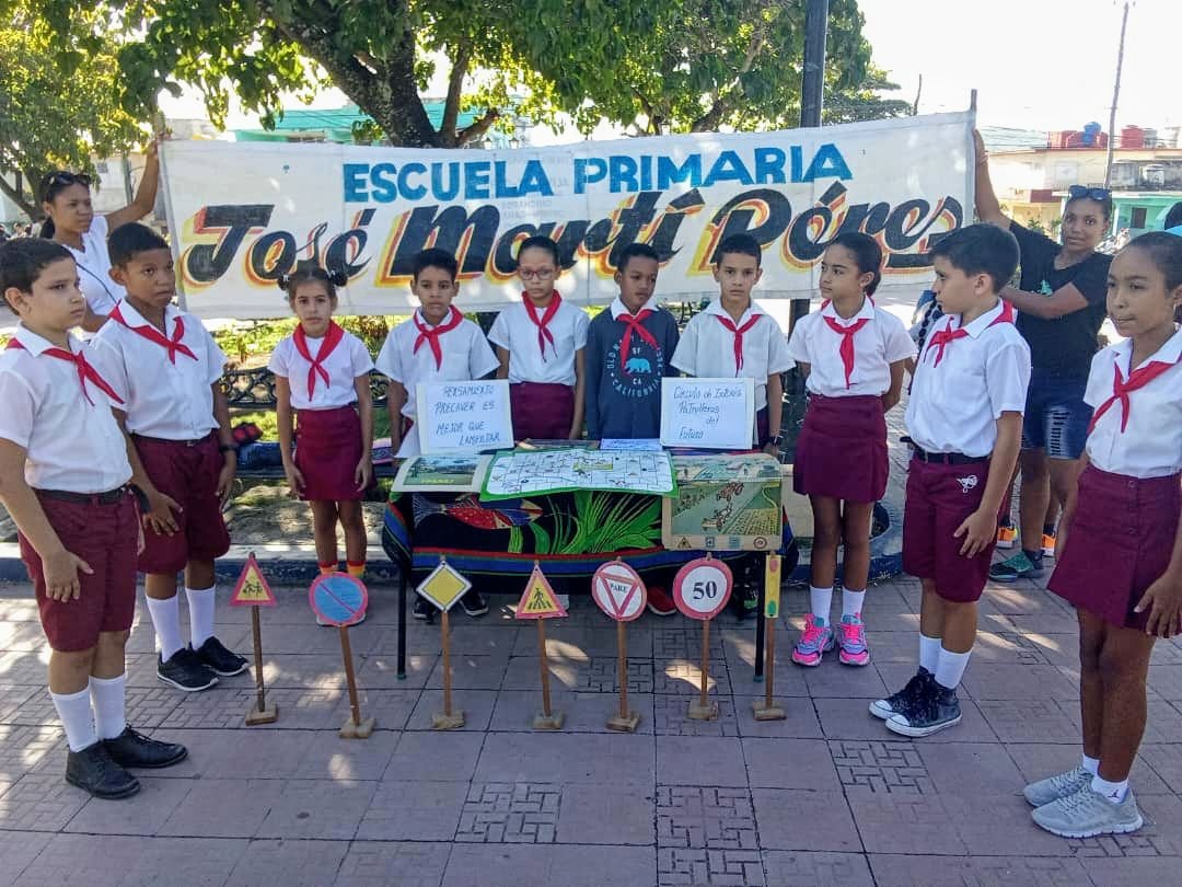 Homenaje a Marti durante el ejercicio de la preparación de la Defensa de la Patria socialista. <a href="/DiazCanelB/">Miguel Díaz-Canel Bermúdez</a> <a href="/PlutinArgelio/">Argelio Plutin</a>
<a href="/dme2frente/">DME - Segundo Frente</a> <a href="/dpestgo/">DGE Santiago de Cuba</a>
<a href="/CubaMined/">MINED</a> #SegundoFrente 
<a href="/PollAdrian54503/">Adriana Catalán Poll</a>  #CubaHonra