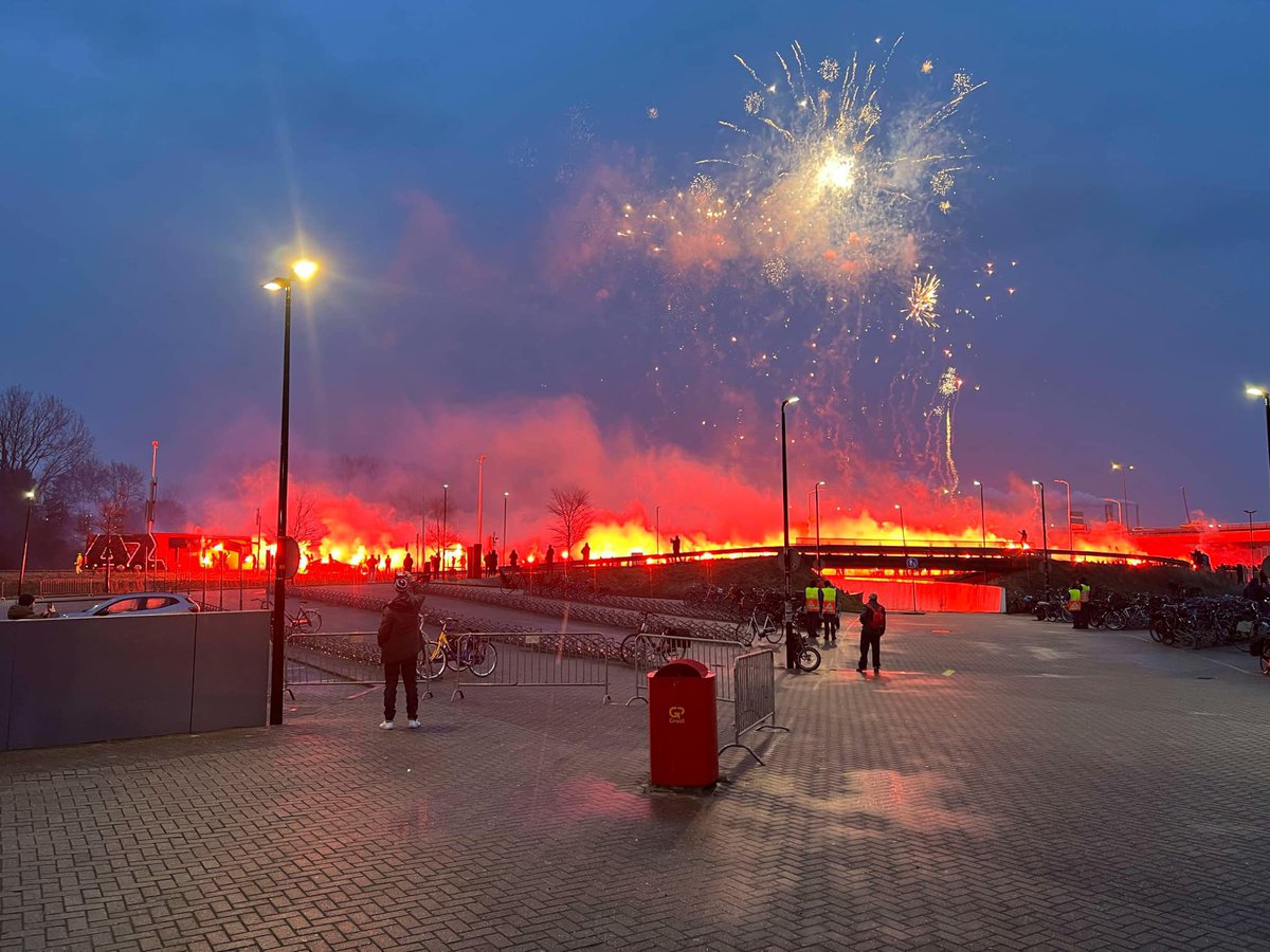 indehekken's tweet photo. AZ-supporters onthalen de spelersbus voorafgaand AZ - AS Roma! #azalkmaar #supporters #nopyronoparty #ultras #pyro #europaleague #asroma #azrom https://t.co/uln8uHUOwa