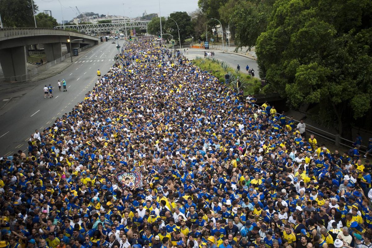 BocaEsPueblo's tweet photo. HINCHADA HAY 1 SOLA

La FIFA le notificó al Club Atlético Boca Juniors que su hinchada es la primera, de todos los participantes del Mundial de Clubes, en agotar sus entradas exclusivas para todos los partidos de primera fase del certamen.

No es una novedad. El jugador número 12 es especialista en romper paradigmas y desafiar la lógica. Ya lo hicimos contra Palmeiras, en el 2000, llevando más de 7.000 personas al Morumbí (ahí ya habían jugado finales Velez, Newells y Riber, con convocatorias escasas) y, ese mismo año, llevando más de 10.000 a Japón, a pesar de dicho partido haberse jugado en medio de la peor crisis económica de la historia del país. Tan solo 4 años antes, nuestro rival había movilizado unas dignas 200 personas. 
En 2023, y luego de 4 finales de Copa Libertadores en cancha neutral con convocatorias discretas, fuimos los primeros en movilizar una verdadera multitud a tierras cariocas, en un evento sin precedentes a nivel continental. 

Ahora será Estados Unidos quién conocerá, de primera mano, la locura del Movimiento Popular más Grande del Mundo. El original y espontáneo. El que no necesita contar estadios llenos con entradas regaladas. El que, en igualdad de condiciones con el resto de las hinchadas, siempre demuestra su superioridad.