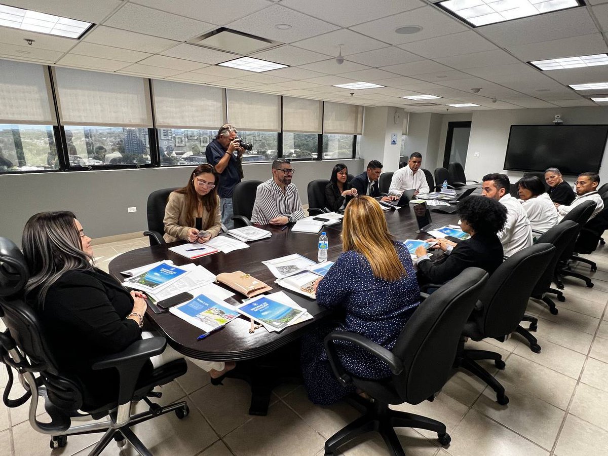 Para discutir asuntos relacionados a los proyectos bajo los fondos CDBG-DR, la secretaria designada del Departamento de la Vivienda, Ciary Pérez Peña, recibió hoy a la alcaldesa de #Canóvanas, <a href="/LORNNASOTO/">LORNNA J SOTO</a>.