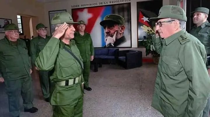 Continúa en toda #Cuba el Ejercicio Estratégico #Bastión2024. Como parte de este, acompañé al General de Ejército Raúl Castro Ruz en una fructífera visita al Puesto de Mando del Ejército Occidental.