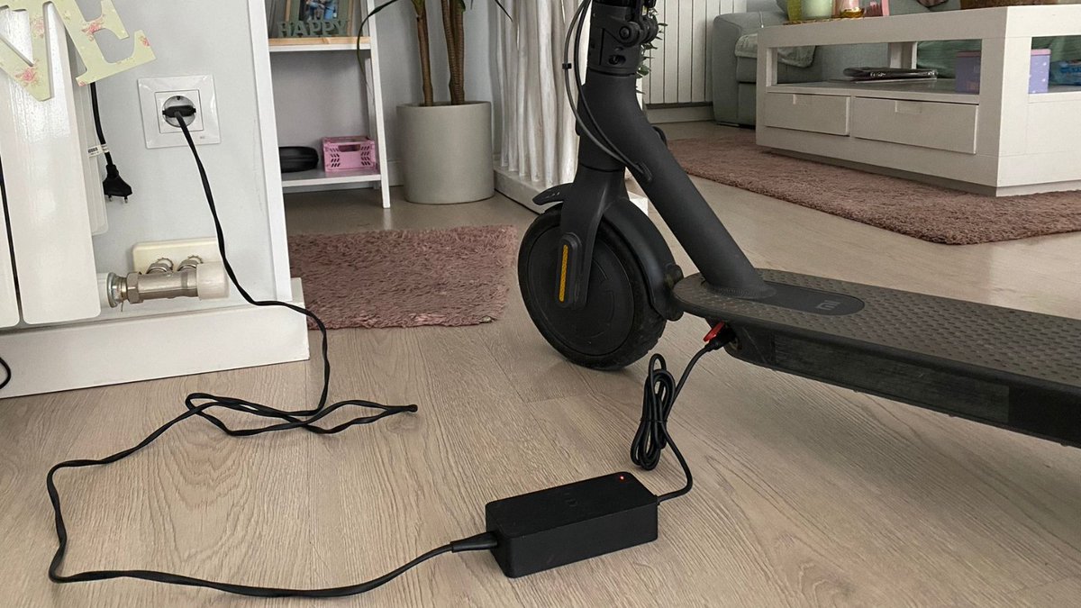 Si has comprat un patinet, recorda:

❌ NO en modifiquis la bateria.
⚠️ Usa SEMPRE el carregador del fabricant.
🔌 Carrega'l en un lloc segur, lluny de les portes o d'elements combustibles.
👀 Supervisa que es carrega correctament.

via.bcn/mnPv50O7wXP
