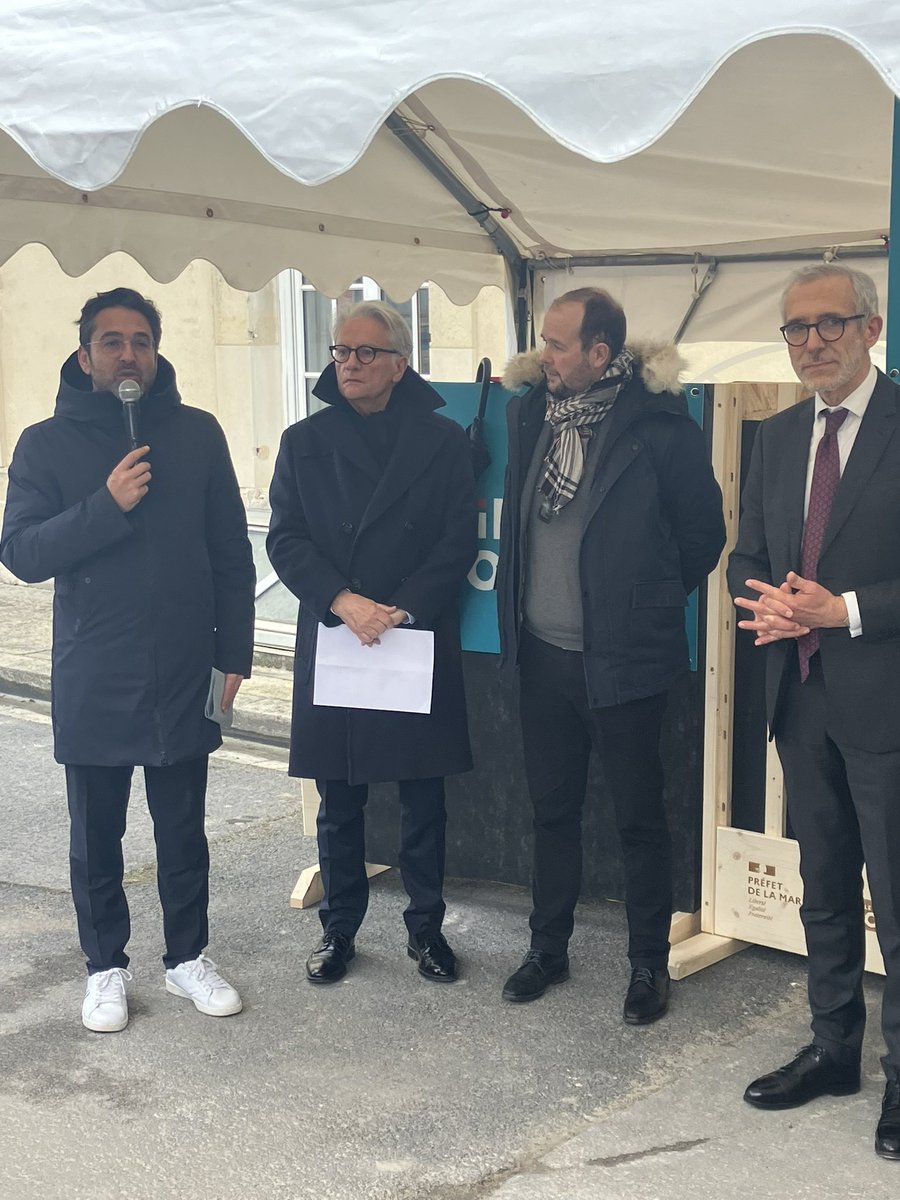 ArnaudRobinet's tweet photo. Très heureux de poser la 1ère planche de la future résidence autonomie Saint-Martin. Car nous croyons que la grandeur d’une ville se mesure à l’attention qu’elle porte à ses citoyens, en particulier les plus fragiles @GrandReims @Prefet51 @DptMarne  @HabitatetHumani !
#GrandReims https://t.co/aqXrq27tXj