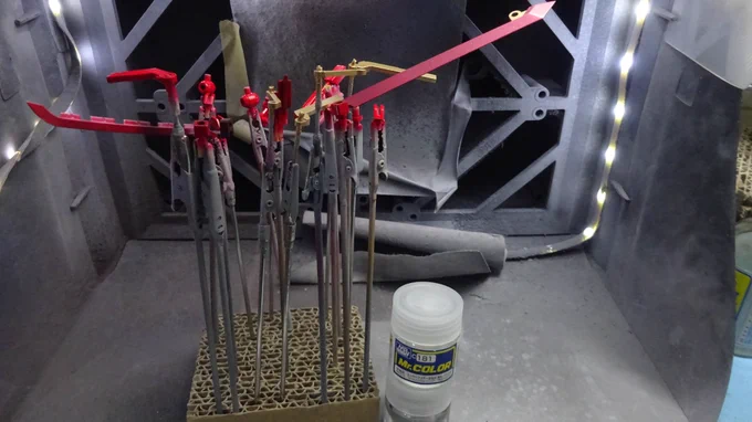 先日は夜の塗装作業です。 M.S.Gサムライマスターソードとユナイトソードから色塗装が終わった部品を半光沢クリアーで塗装。 色の塗りが薄かった部品あったからそれは再塗装な メインカラーのセミグロスブラックも塗っていく。