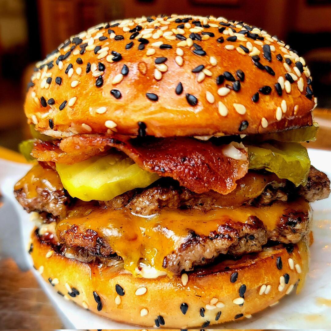 gamefamex's tweet image. Block 16 - Omaha, NE // No Dave, THIS is a BACONATER. Double smashed wagyu-ground bacon patties, bacon aioli, bacon braised shallots, bacon jam, bacon, cheddar, pickle on a bacon fat griddled sesame bun. 
👉 amzn.to/3ILCEu6
#ad #Block16 #BaconLovers #OmahaEats #FoodieHe…