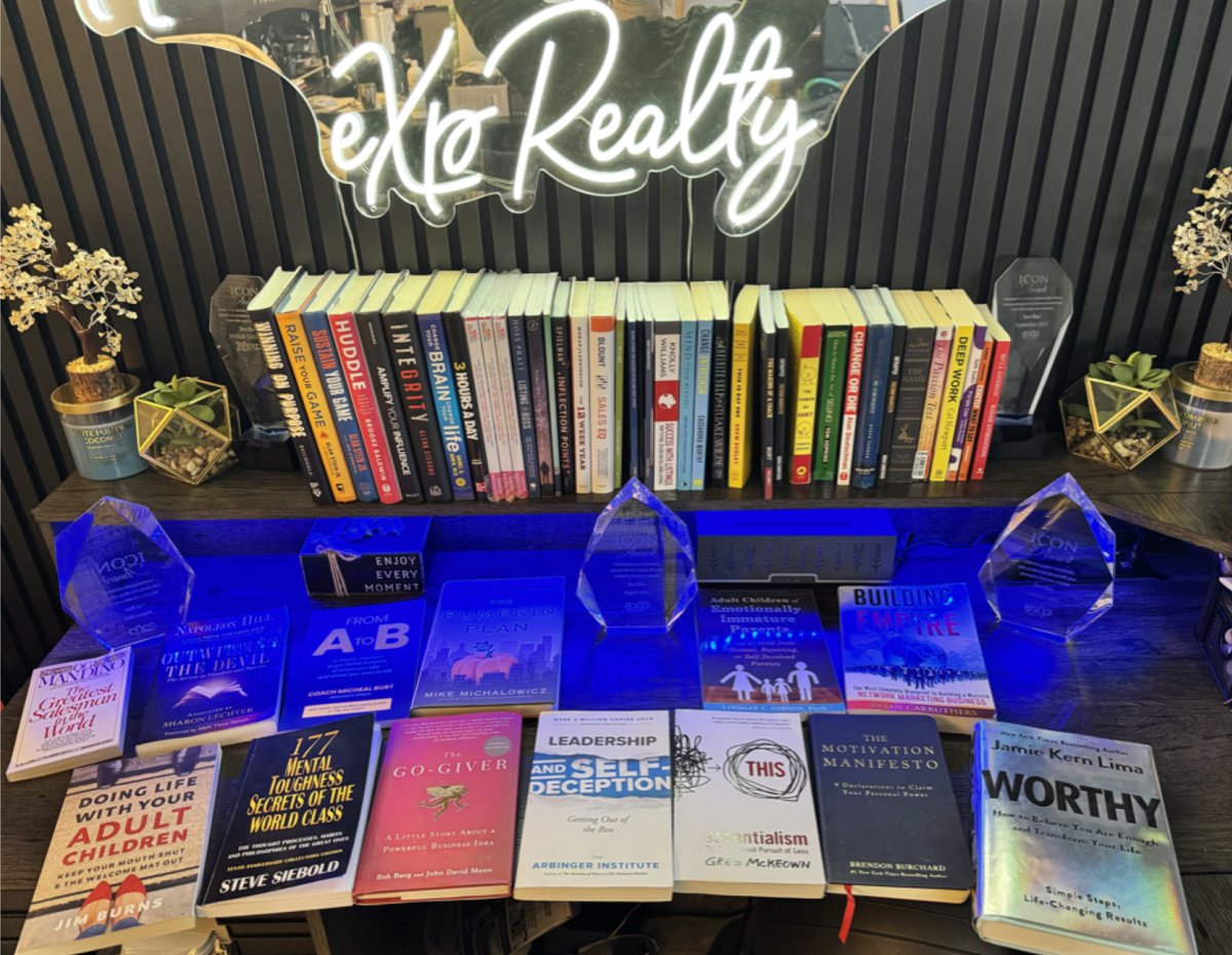 taradiazrealtor's tweet image. Happy Friday! 😊 Here's a little peek at the books I read in 2024 that kept me motivated, inspired, and growing! 💡 Which one of these books have you read? 🙌

#SelfDevelopment #SelfHelp #BooksThatTransform #LevelUpYourLife #RealEstateMindset