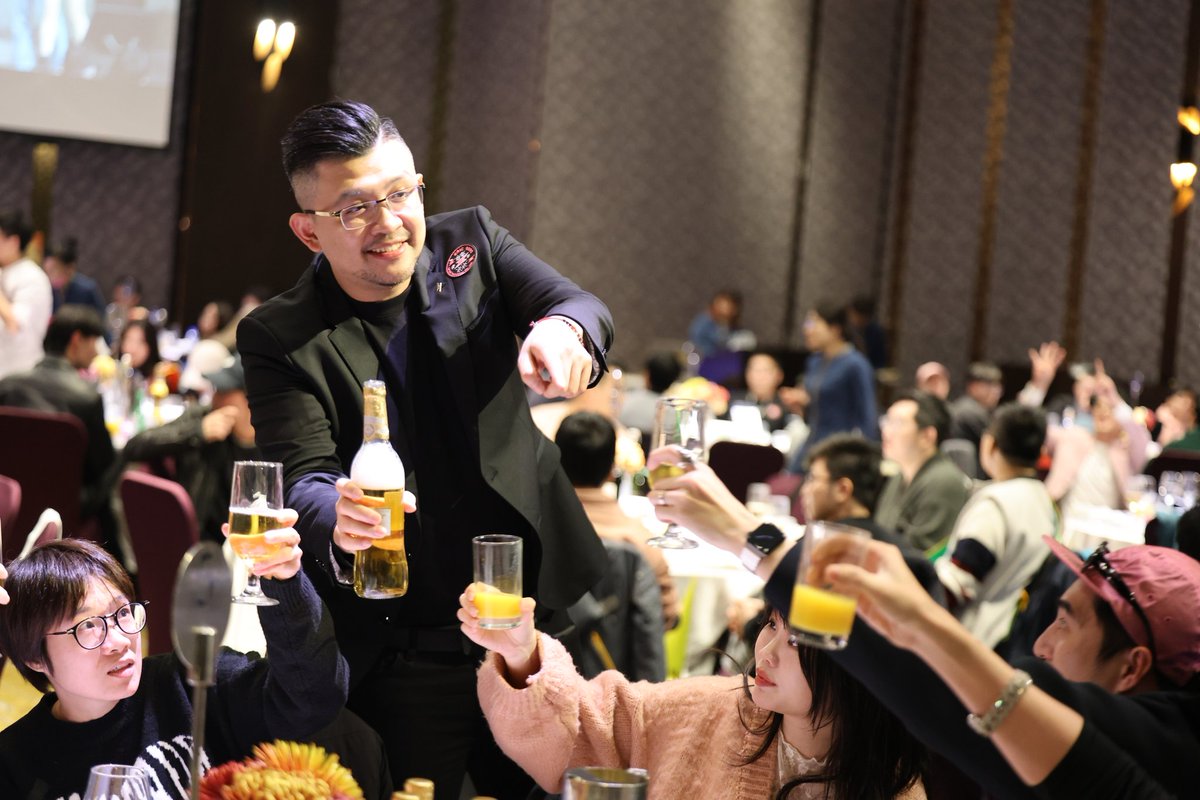 fhgz's tweet photo. 雷麒兄弟姐妹們大家辛苦了✨️✨️✨️
今年我們一起完成了很多重要里程碑
你們是最棒的，愛死你們❤️

#LEICHI #泛娛樂領域王者 #雷麒科技尾牙派對 https://t.co/VKtFScM4qq