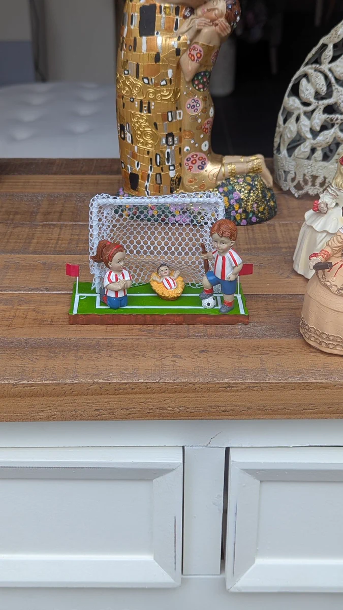 Un nacimiento con las figuritas del niño Jesús, la virgen María y San José vestidos con la equipación del Athletic de Madrid y una portería a modo de establo