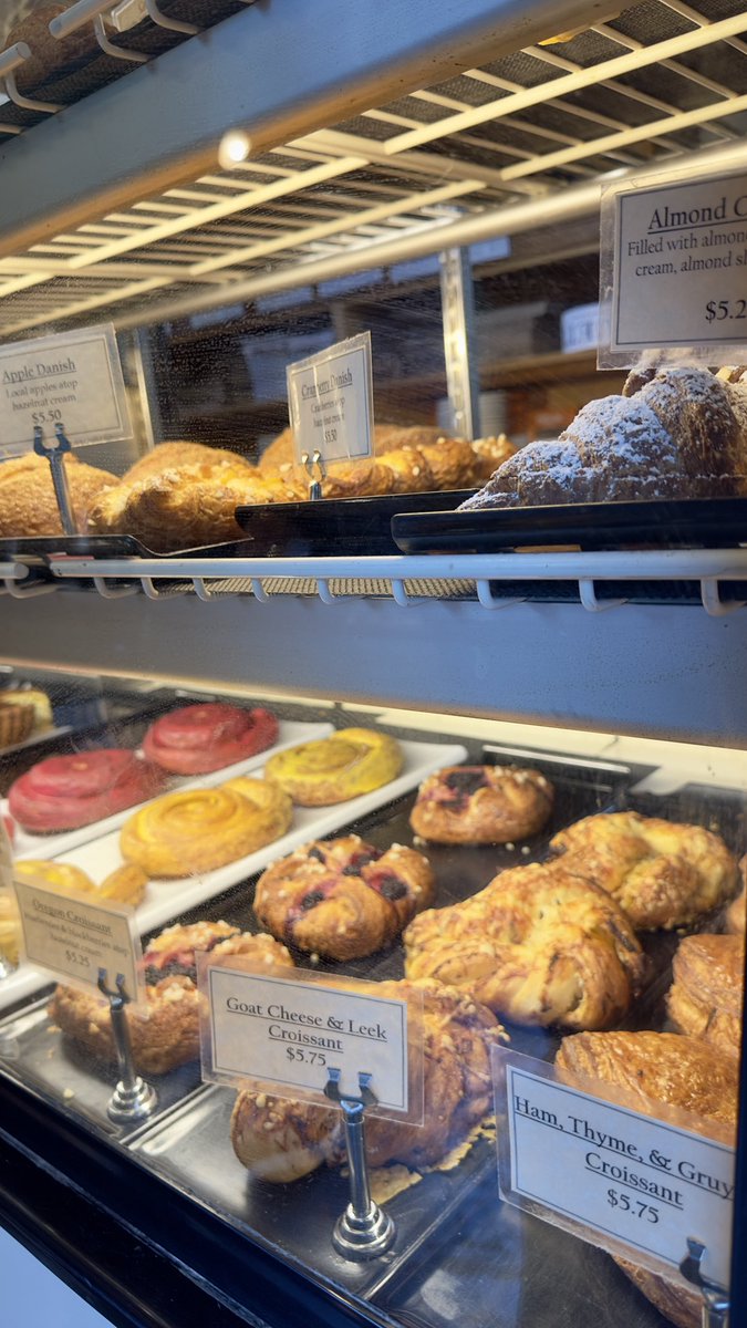 KeensDesign's tweet image. Take a look at this inspiring space by Ken’s Artisan Bakery in Portland! 🥐 Their warm, inviting atmosphere is a perfect example of how thoughtful design can connect with customers on an emotional level. @kensartisan 

#PortlandDesign #KensArtisan #PortlandFood #PortlandEats