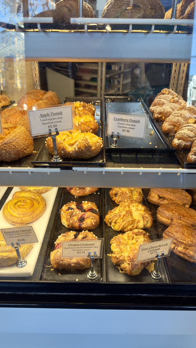 KeensDesign's tweet image. Take a look at this inspiring space by Ken’s Artisan Bakery in Portland! 🥐 Their warm, inviting atmosphere is a perfect example of how thoughtful design can connect with customers on an emotional level. @kensartisan 

#PortlandDesign #KensArtisan #PortlandFood #PortlandEats