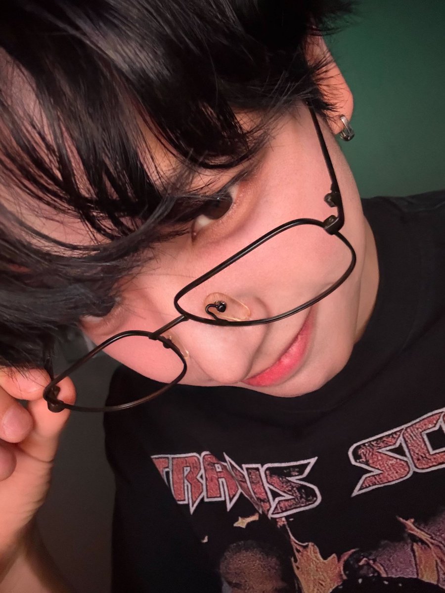 ‘𝘗𝘦𝘯𝘢𝘮𝘱𝘪𝘭𝘢𝘯 𝘪𝘵𝘶 𝘮𝘦𝘯𝘨𝘶𝘯𝘵𝘶𝘯𝘨𝘬𝘢𝘯’ kutipku dari lagu JKT48 yang bertajuk Fortune Cookie yang Mencinta. Bagaimana penampilanku bertesmak tanpa kaca ini, ONEDOOR?