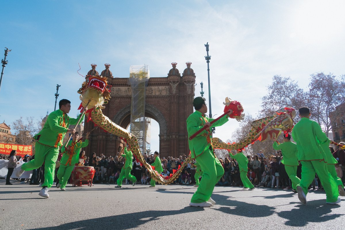 Vine a celebrar demà l’entrada de l’#AnyNouXinèsBCN! Enguany Any de la Serp 蛇 de Fusta. 11 h inici de la rua des del Parc de l’Estació del Nord i jornada festiva a l'Arc de Triomf.
s.mtrbio.com/aejaeotlxu