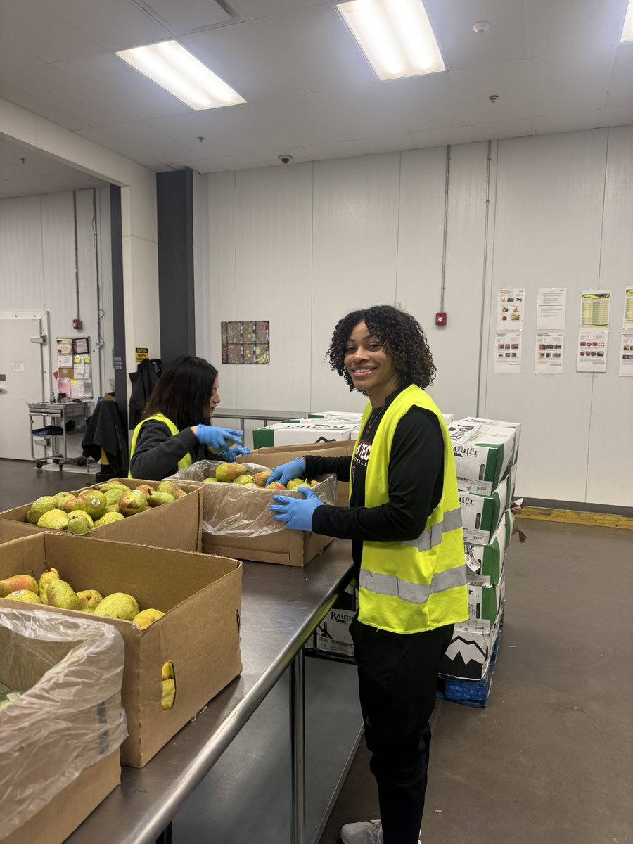 1loghanj's tweet photo. Was blessed to work with South Plains Food Bank to help those in need! Thank you so much to The Matador Club and our donors for helping things like this happen. https://t.co/I6GgieZe1x