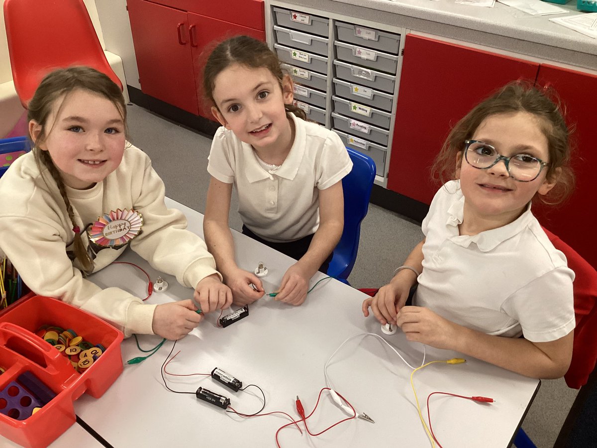 ArchibaldFirst's tweet photo. Year 4 have been constructing electrical circuits and investigating how to make bulbs brighter and dimmer based on the number of batteries! #AFSscience https://t.co/RtpI92EZEM